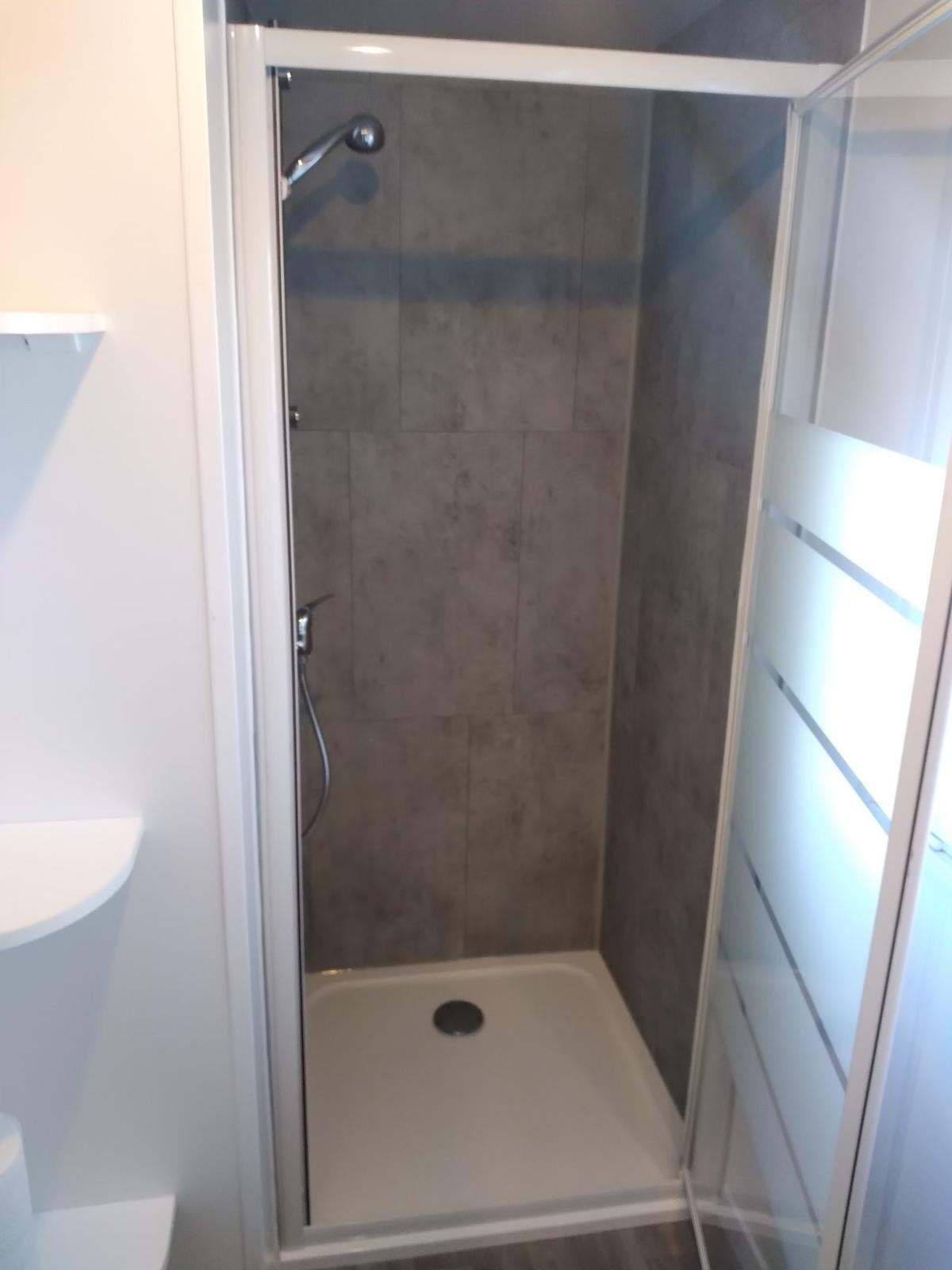 Douche artisanale créée dans un mobil-home